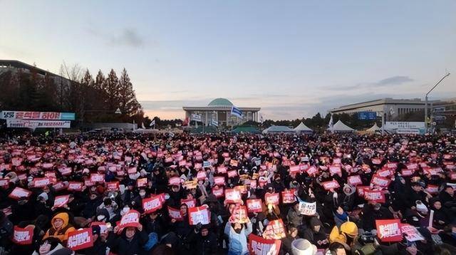 弹劾尹锡悦不成改逮捕<strong></p>
<p>EXX</strong>，执政党又卡Bug：总统会签字逮捕自己？