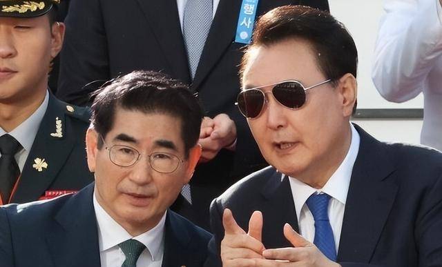 弹劾尹锡悦不成改逮捕<strong></p>
<p>EXX</strong>，执政党又卡Bug：总统会签字逮捕自己？