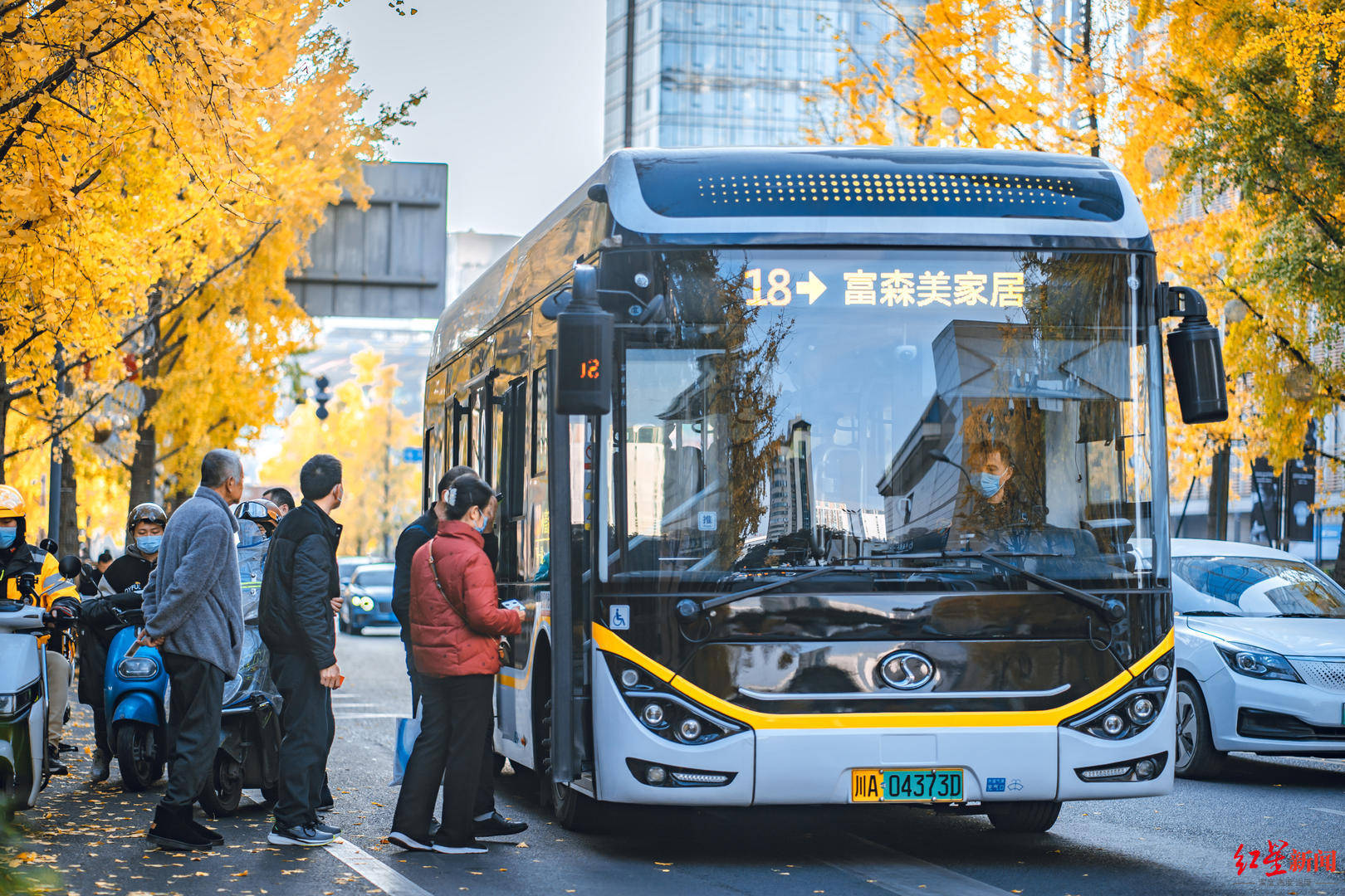 日均客流上涨近15%<strong></p>
<p>EXX</strong>！成都坐公交的人为何多了→