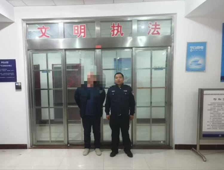 呼和浩特：洗浴中心内发生冲突<strong></p>
<p>BTOEX</strong>，男子重拳殴打对方面部……