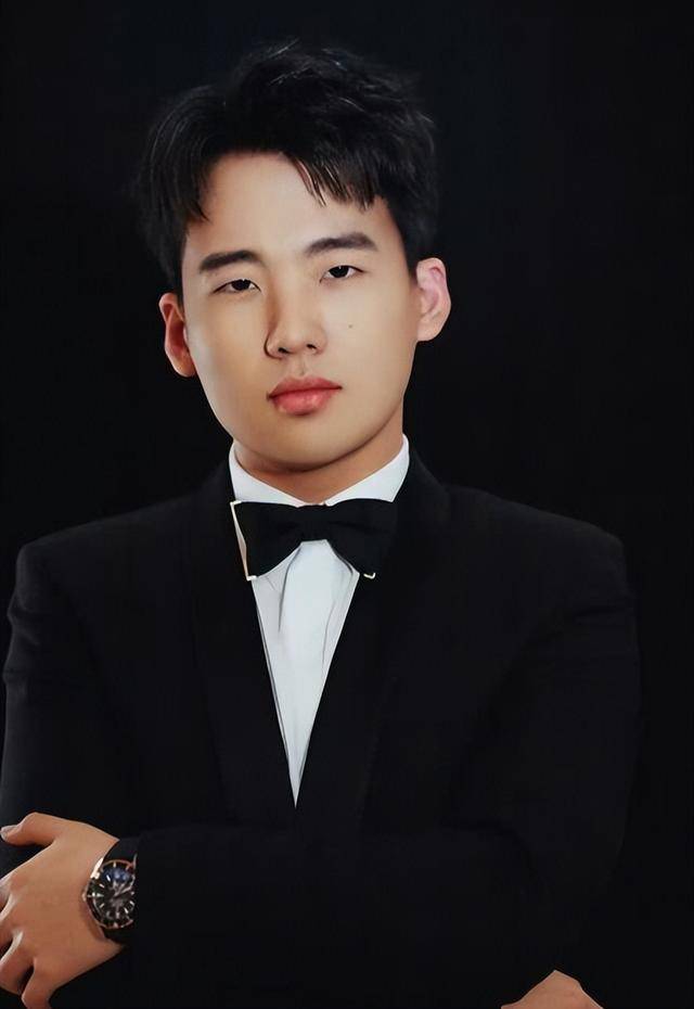 这一次<strong></p>
<p>BTOEX</strong>，年仅28岁的郭麒麟，再次让老爸郭德纲以及全世界刮目相看