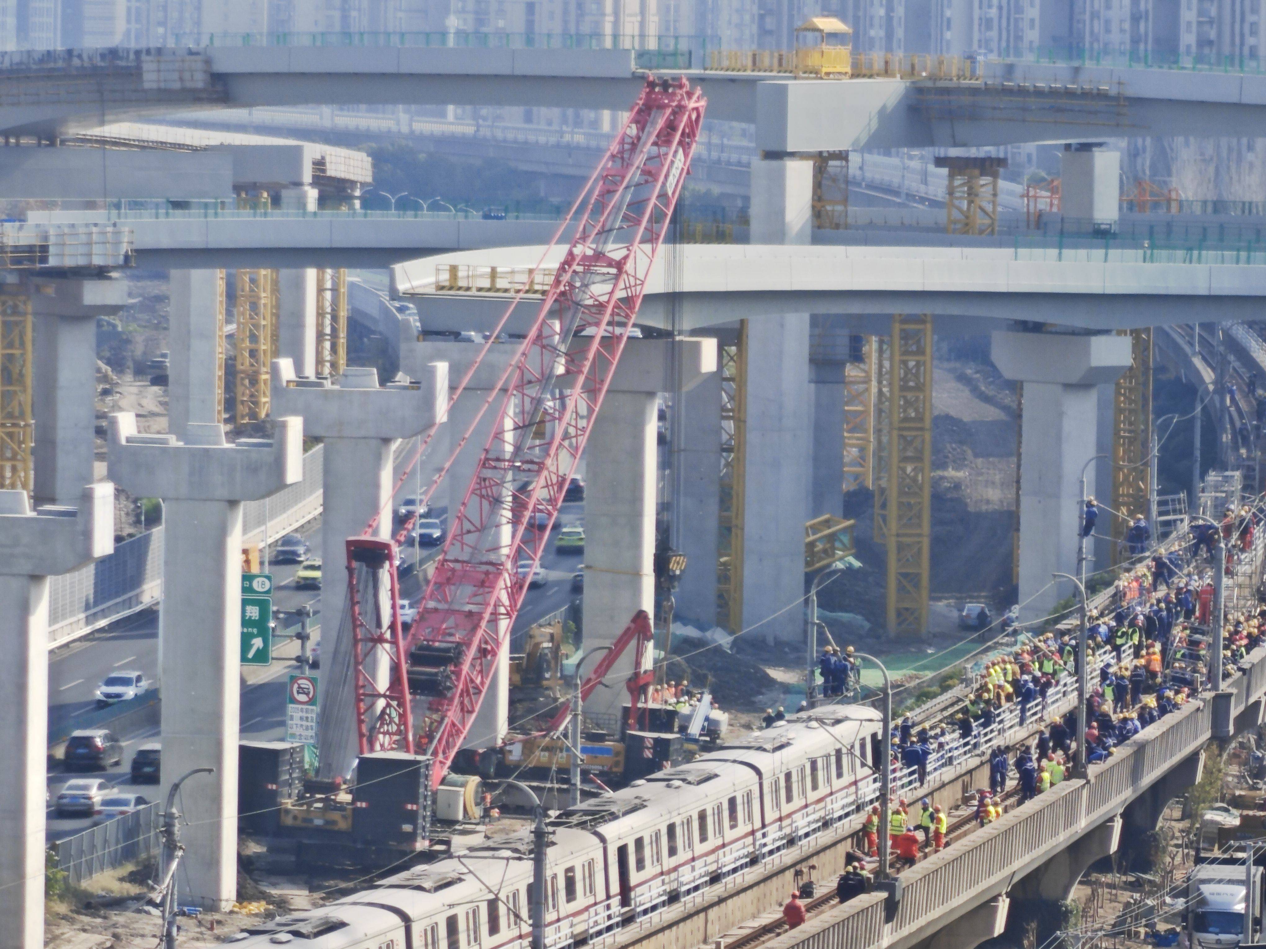 上海地铁11号线遭塔吊侵入：损失暂无法统计<strong></p>
<p>IMMEX</strong>，恐影响下周早高峰