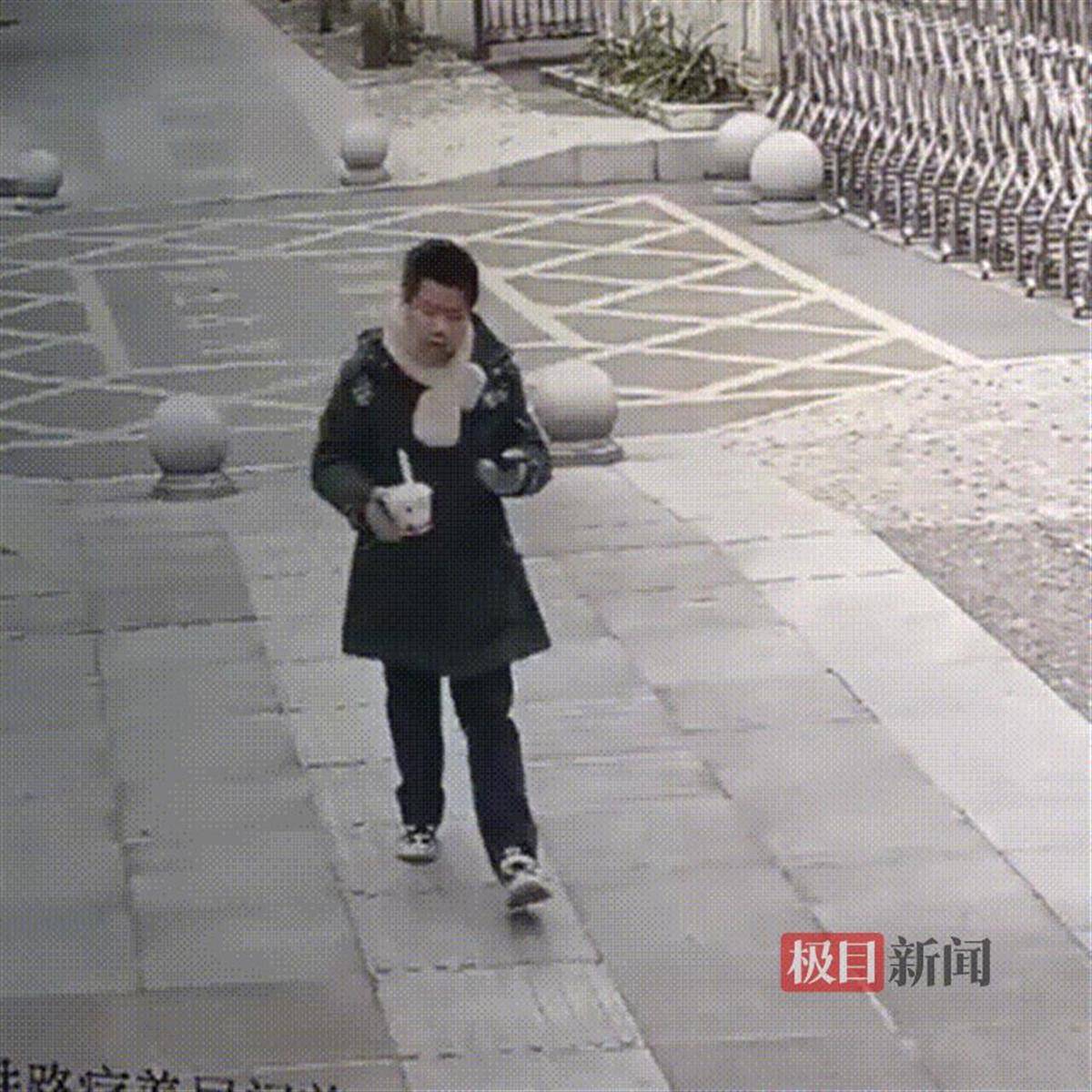 湖北咸宁一学生放学路上捡到手机交给警方<strong></p>
<p>CEOGlobal</strong>，民警和失主进校给他送“大礼包”