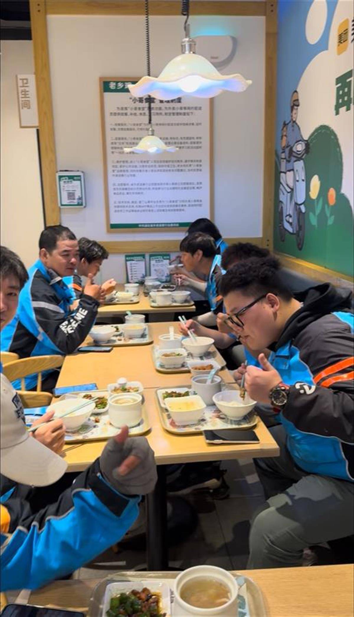 一两公里就能充电吃饭<strong></p>
<p>EXcash</strong>！武汉涌现更多高品质“小哥食堂”