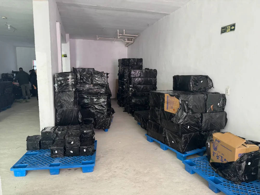 杭州郑某家中突然被抓！465箱<strong></p>
<p>EXcash</strong>，密密麻麻……