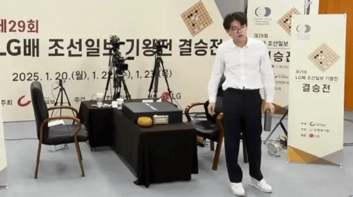 最新！中国围棋联赛新赛季<strong></p>
<p>鲸交所</strong>，拟拒绝外援！刚战胜柯洁的卞相壹，去年参赛收入近百万元