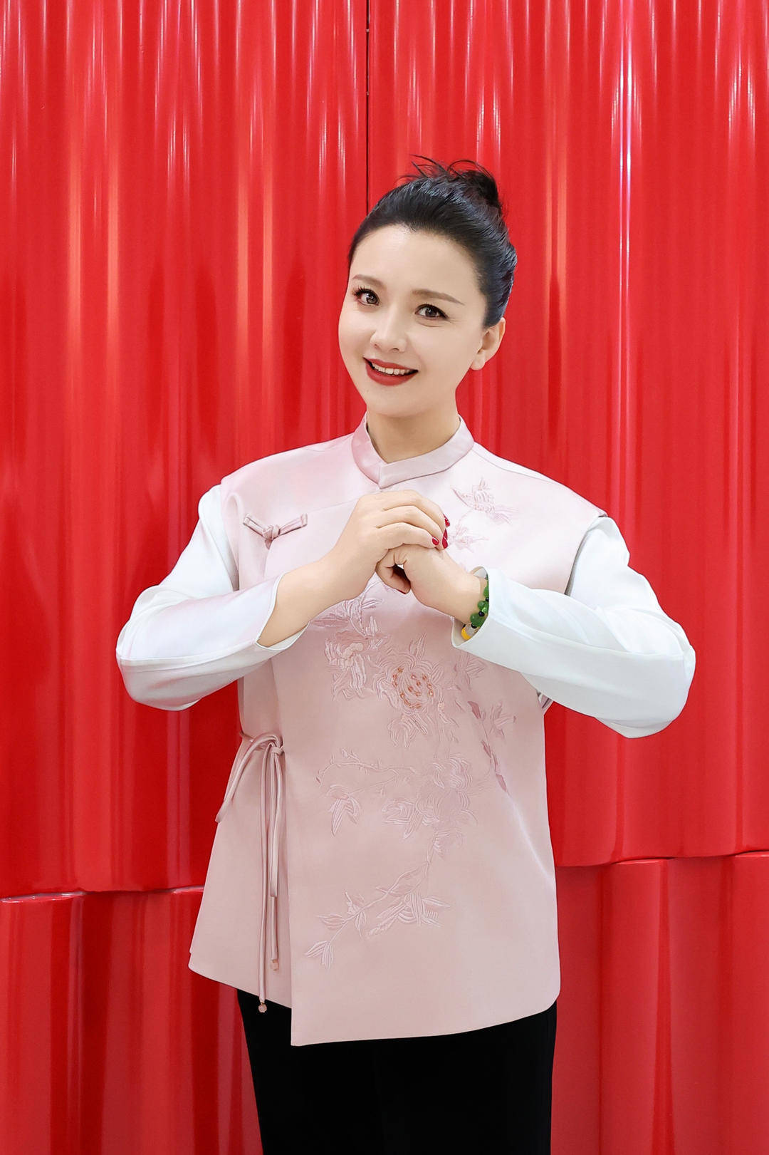 “槿汐姑姑”孙茜四上春晚：用<strong></p>
<p>鲸交所</strong>我的解说与视障朋友共享除夕盛宴丨封面头条