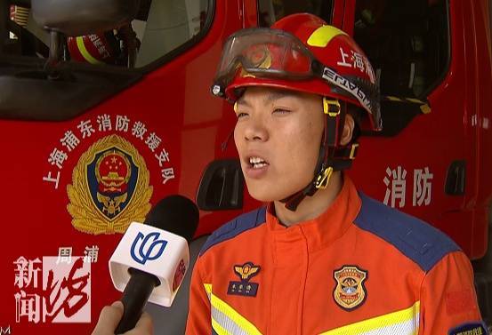 “水已经到胸口了！”事发上海深夜<strong></p>
<p>SIGEN</strong>，一小轿车冲进河道！紧急救援→
