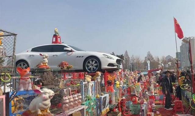 街头套圈奖品竟是豪车玛莎拉蒂<strong></p>
<p>LINKBEX</strong>，老板：很多人来尝试，套中摆件就可开走