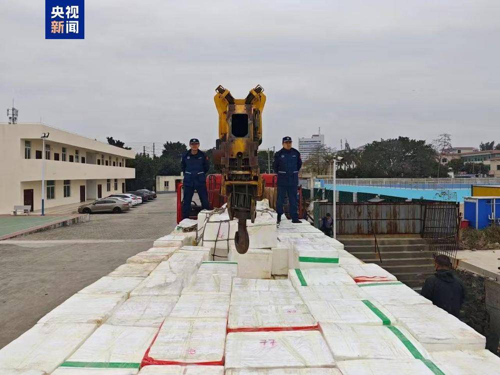 共计4.13吨<strong></p>
<p>XT网</strong>！广西北海海警查获一起涉嫌走私水果案