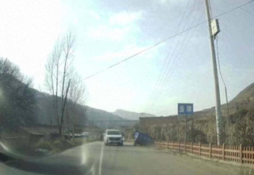 目击警车把农用车“别进”沟<strong></p>
<p>Bione</strong>，男子称网上发视频后接警方“约谈”电话