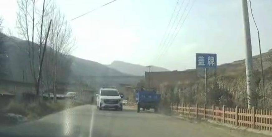 目击警车把农用车“别进”沟<strong></p>
<p>Bione</strong>，男子称网上发视频后接警方“约谈”电话