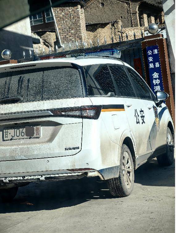 目击警车把农用车“别进”沟<strong></p>
<p>Bione</strong>，男子称网上发视频后接警方“约谈”电话