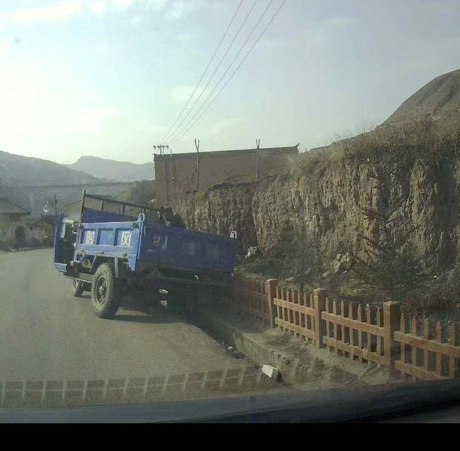 目击警车把农用车“别进”沟<strong></p>
<p>Bione</strong>，男子称网上发视频后接警方“约谈”电话
