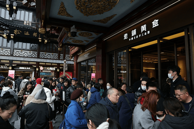 “中式老钱风”卖爆<strong></p>
<p>ATOP</strong>了 老铺黄金离奢侈品还有多远