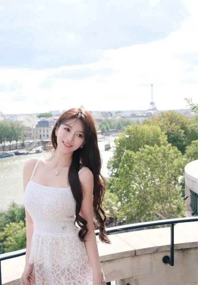叶珂被曝顺利产女<strong></p>
<p>NICEX</strong>，黄晓明全程陪护激动落泪
