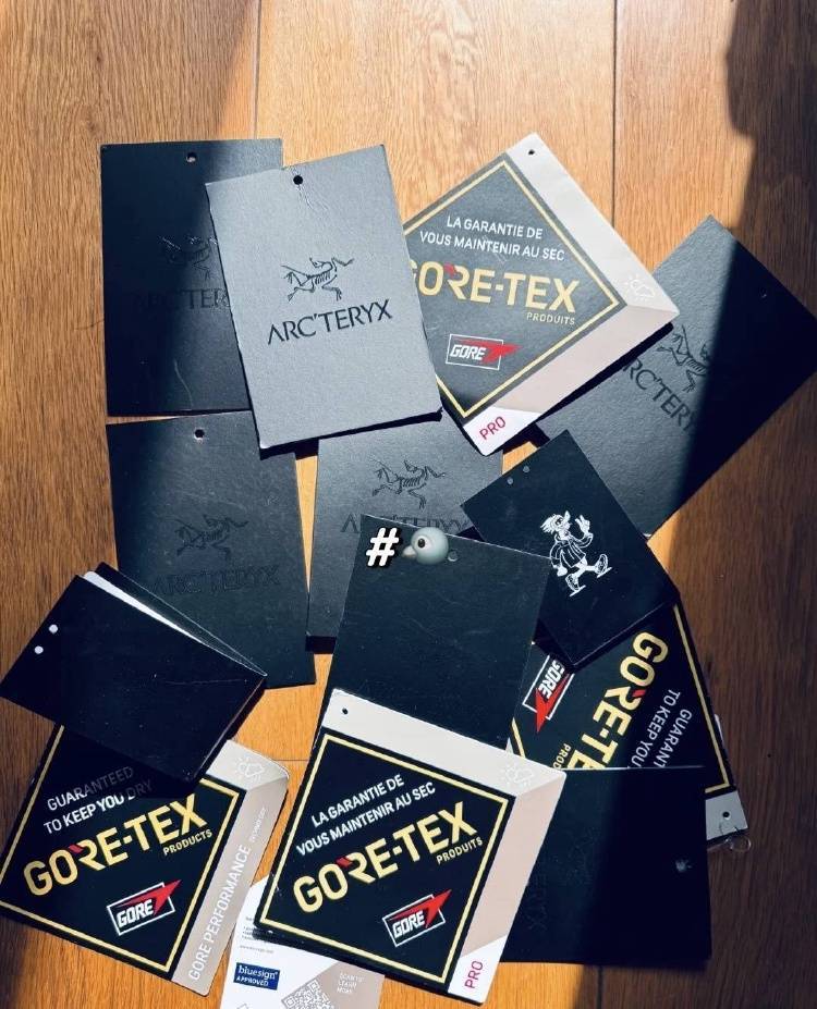 一张“鸟卡”被炒到300元<strong></p>
<p>NICEX</strong>，始祖鸟吊牌倒卖背后的“生意经”