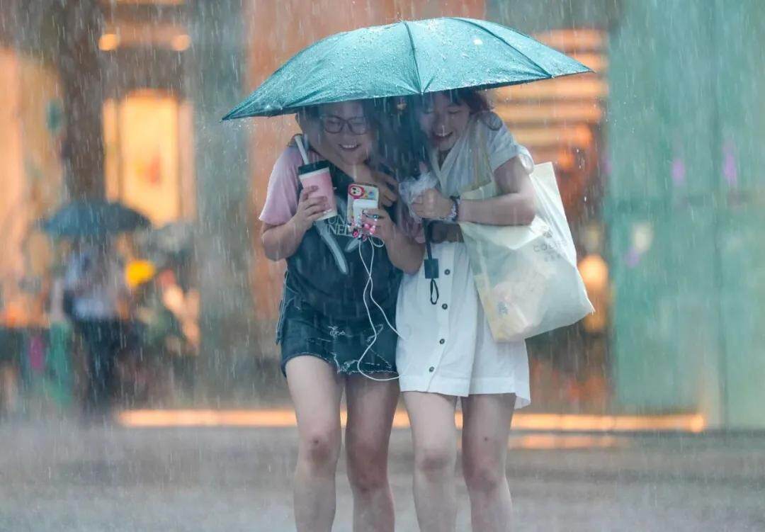冰雹+强雷雨<strong></p>
<p>BKOEX</strong>！广州两区刚刚发布预警！上班要注意→