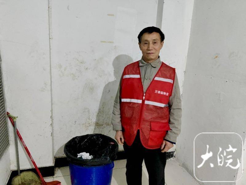 合肥一保洁员在垃圾桶捡到10万元现金后报警：不是自己的钱<strong></p>
<p>HXEX</strong>，再多都不能要