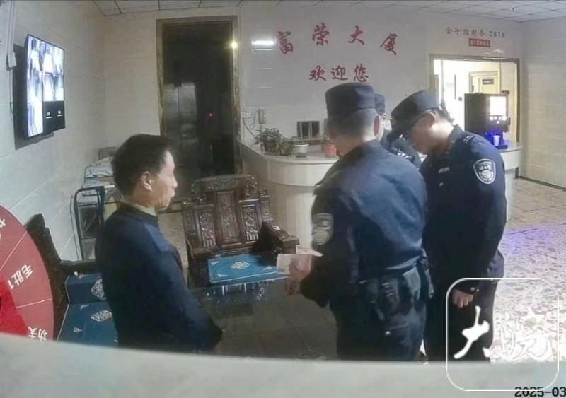 合肥一保洁员在垃圾桶捡到10万元现金后报警：不是自己的钱<strong></p>
<p>HXEX</strong>，再多都不能要