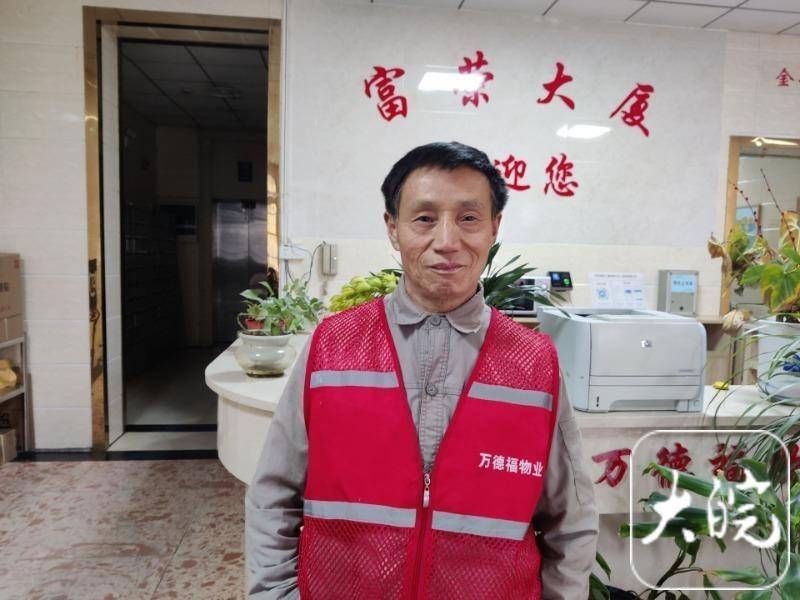 合肥一保洁员在垃圾桶捡到10万元现金后报警：不是自己的钱<strong></p>
<p>HXEX</strong>，再多都不能要