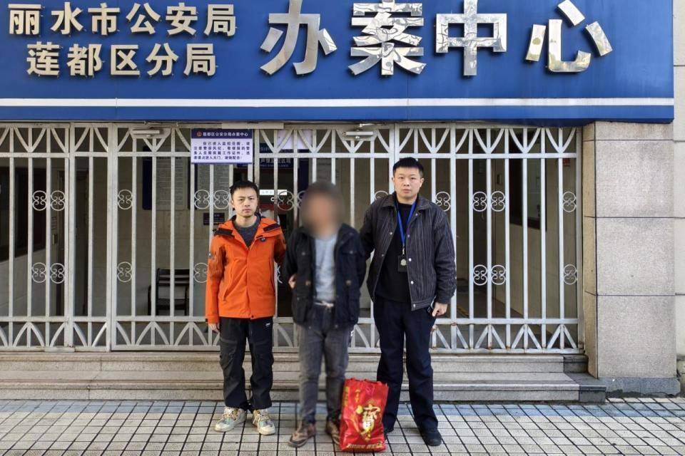 海拔900多米<strong></p>
<p>佩奇</strong>，嫌疑人竟连夜爬七八个小时山潜逃！蓝某已被依法采取刑事强制措施