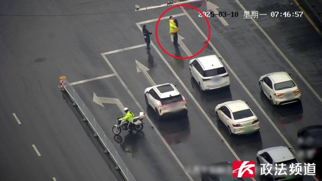 女子在车流中穿行<strong></p>
<p>股权交易</strong>，看见交警后竟直接跳到他身上