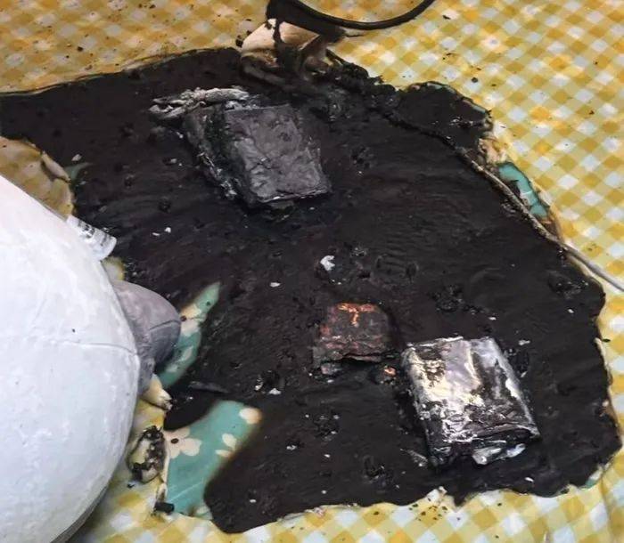 小米充电宝突发自燃并爆炸<strong></p>
<p>股权交易</strong>，火势瞬间烧穿书包，客服回应