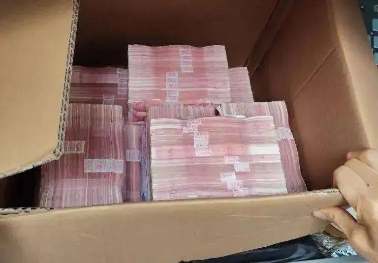 杭州男子取100万元现金<strong></p>
<p>万达</strong>，要给亲戚结婚做彩礼？结局意外