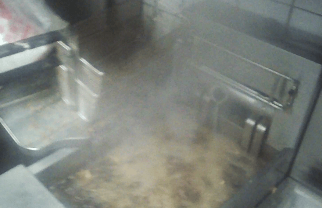 卧底华莱士两家门店：过期食材换签续命<strong></p>
<p>万达</strong>，炸油酸价超标易引腹泻