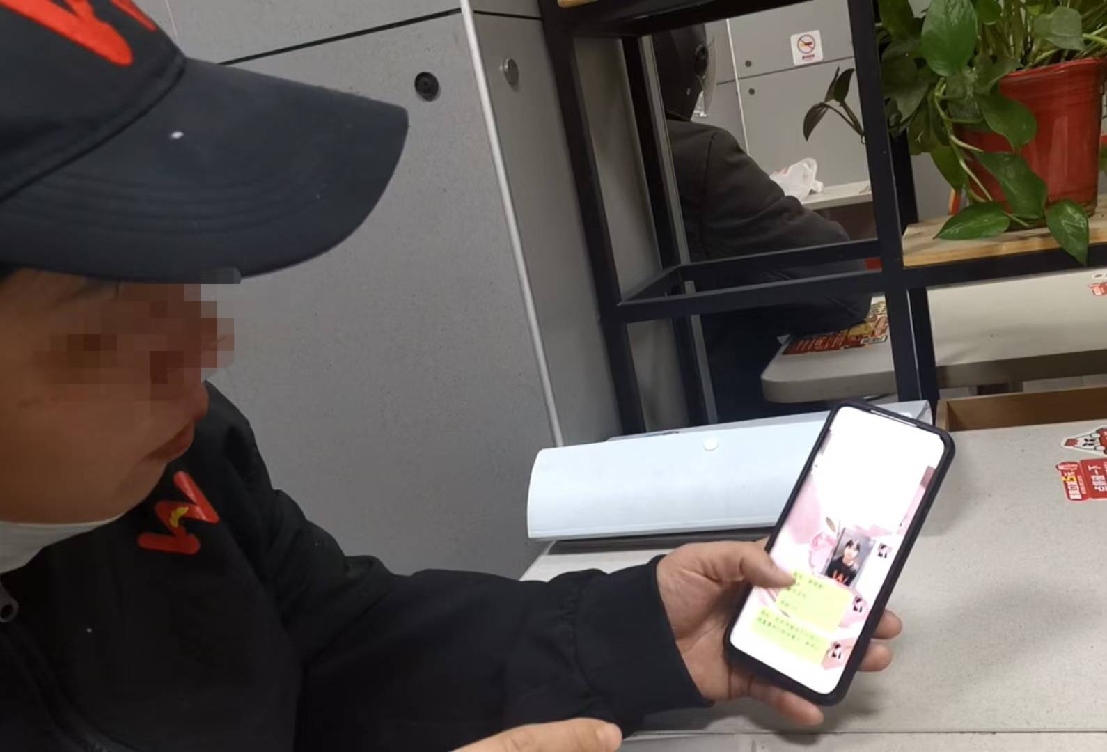 卧底华莱士两家门店：过期食材换签续命<strong></p>
<p>万达</strong>，炸油酸价超标易引腹泻