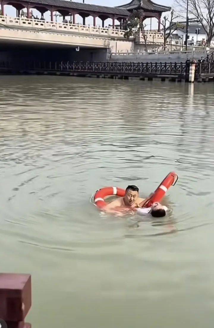 山东大哥到苏州出差<strong></p>
<p>合约</strong>，刚下火车20分钟跳河救人