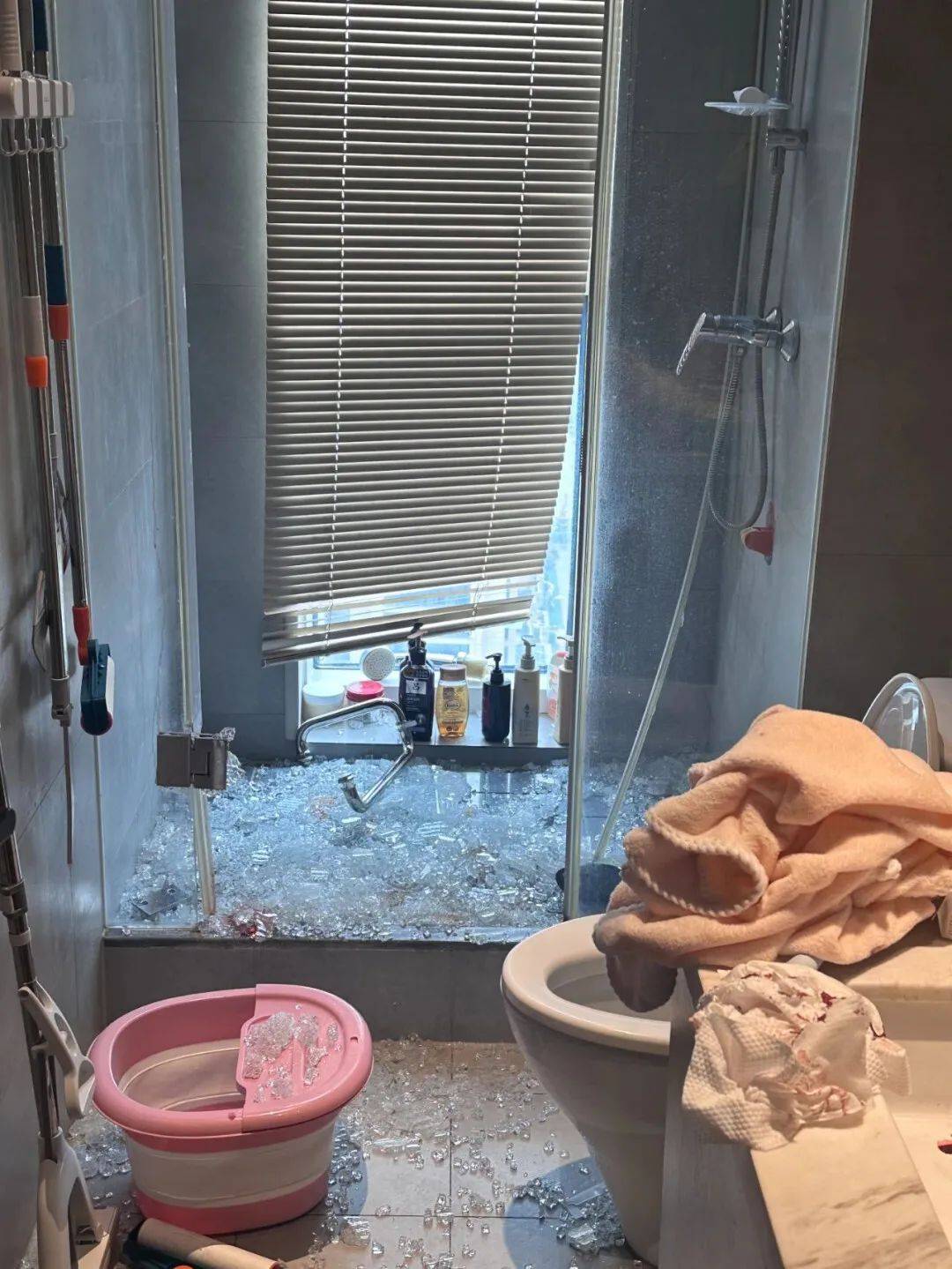 洗澡时突然爆炸<strong></p>
<p>合约</strong>，女子手筋断裂，多处缝针……家里有它快自查