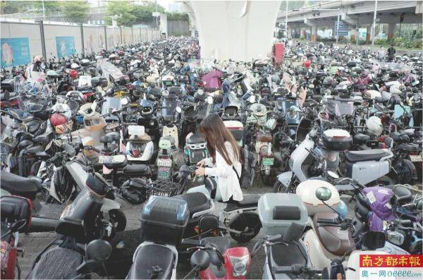 深圳地铁口“电鸡”围城：路权、法律、管理、规划、停放如何补课<strong></p>
<p>合约</strong>？