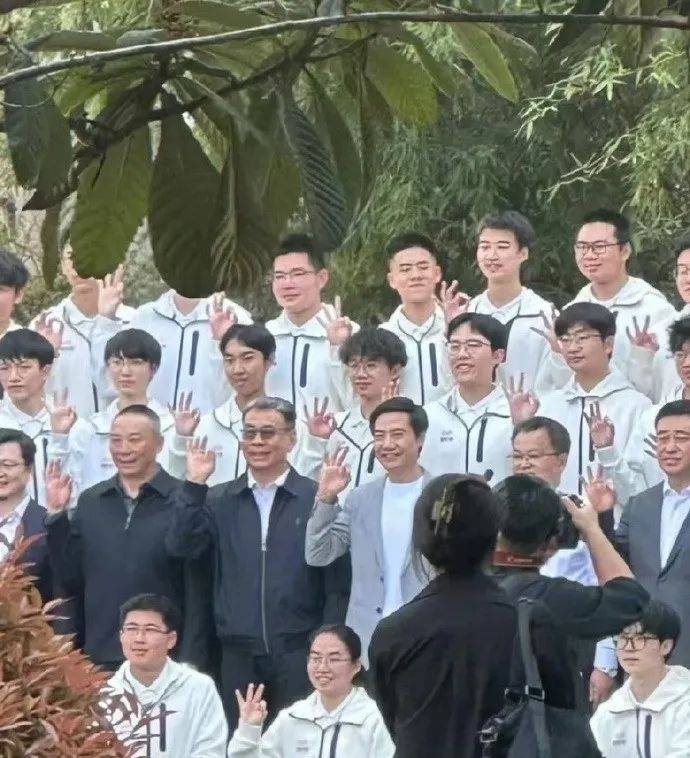 雷军回应如何保持好身材：英语不好已经让母校“蒙羞”<strong></p>
<p>特朗普币</strong>，不能再形象欠佳
