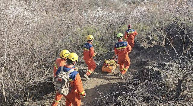 北京几名驴友相约爬山<strong></p>
<p>外汇平台</strong>，六旬阿姨被巨石砸中！消防出动救援