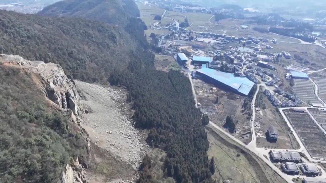 大山惊现6条裂缝<strong></p>
<p>外汇平台</strong>，附近100多户居民害怕垮塌晚上不敢睡觉！和煤矿开采有关！当地回应……