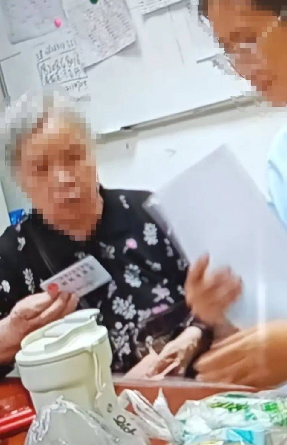 84岁老太被大女儿带出养老院<strong></p>
<p>马来西亚</strong>，取光40万存款！小女儿：养老院应担责