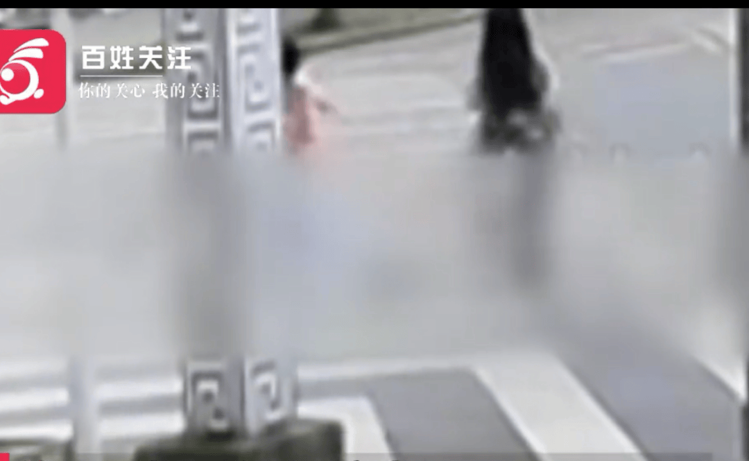 痛心！6岁女孩过马路被撞身亡<strong></p>
<p>临夏</strong>，绿灯亮起时突然挣脱母亲跑向对面……