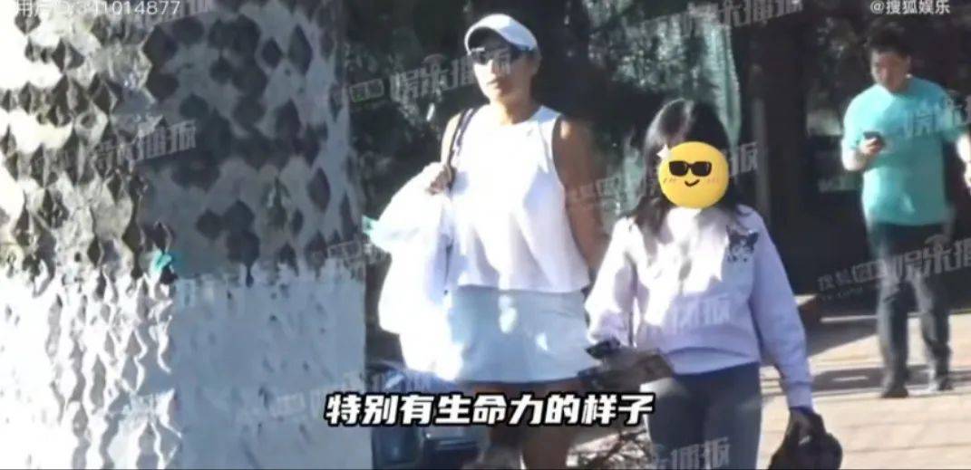 湖南籍超模瞿颖<strong></p>
<p>临夏</strong>，和男友带两个女儿一起打网球