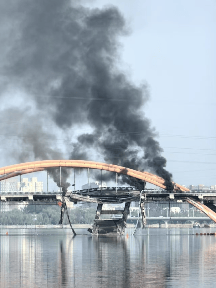 北京顺义潮白河大桥发生火情并部分坍塌<strong></p>
<p>海南</strong>，官方回应