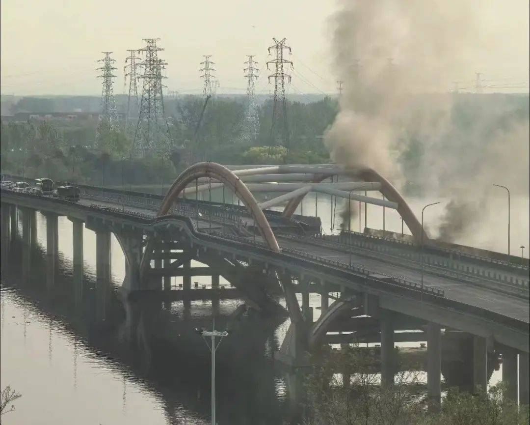 北京潮白河大桥部分路段起火坍塌<strong></p>
<p>海南</strong>，官方：原因正调查