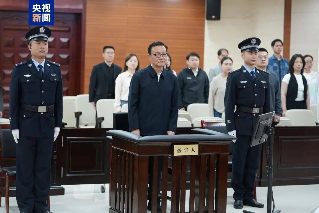 李鹏新受贿超8亿<strong></p>
<p>海南</strong>，被判死缓、终身监禁