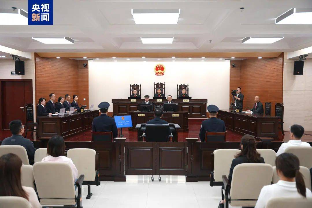 李鹏新受贿超8亿<strong></p>
<p>海南</strong>，被判死缓、终身监禁