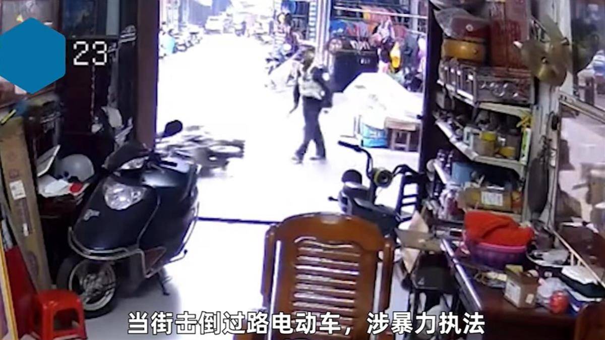 交警持棍击倒电动车被免职辞退<strong></p>
<p>海南</strong>，执法者切记要慎用手中之“棍”