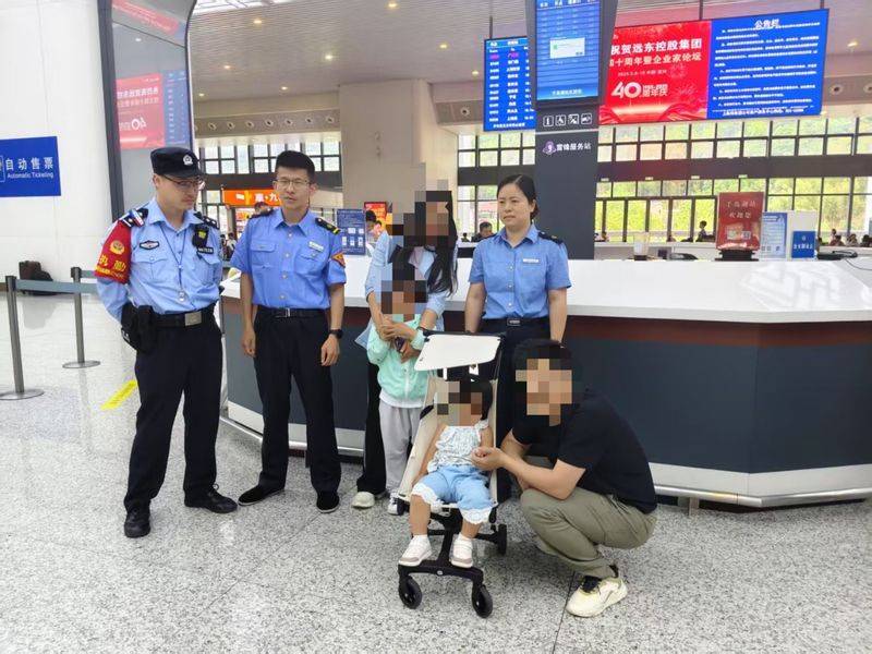 父母睡过头5岁哥哥带2岁妹妹独自下高铁<strong></p>
<p>娃哈哈</strong>，民警陪伴等待家长返回