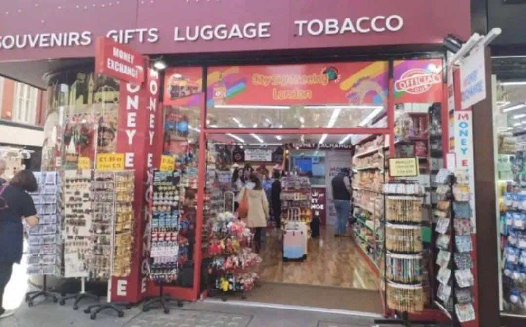 英国一糖果店有隐藏通道<strong></p>
<p>娃哈哈</strong>，游客给近9000元才能进去，里面都是假货