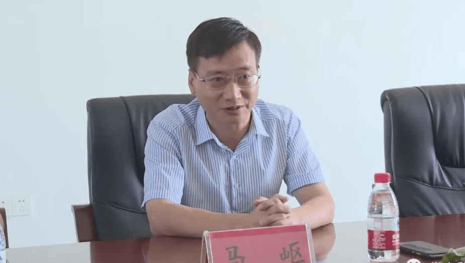 副县长拉拢6名公职人员<strong></p>
<p>娃哈哈</strong>，组建“七兄弟吃喝圈”，长期接受打牌掼蛋等“保姆式”服务