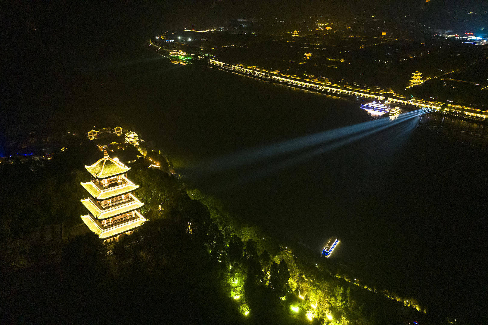 游客投诉在阆中一景区被索要597元上香费 官方：已致歉退款<strong></p>
<p>bot</strong>，景区停业整顿