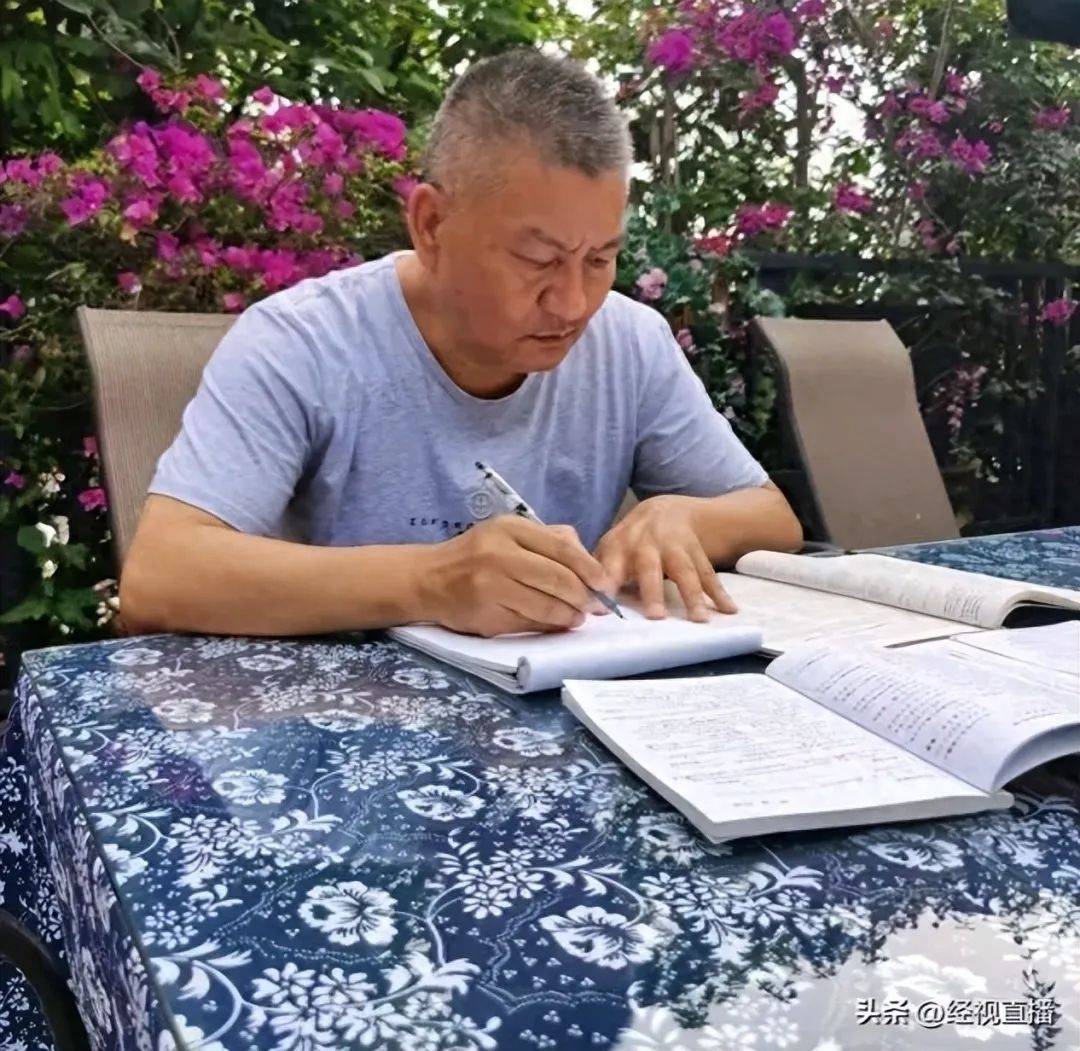 58岁梁实备战第29次高考<strong></p>
<p>卡车</strong>，谈多次落榜：31岁已赚100万，也许用光前半生运气